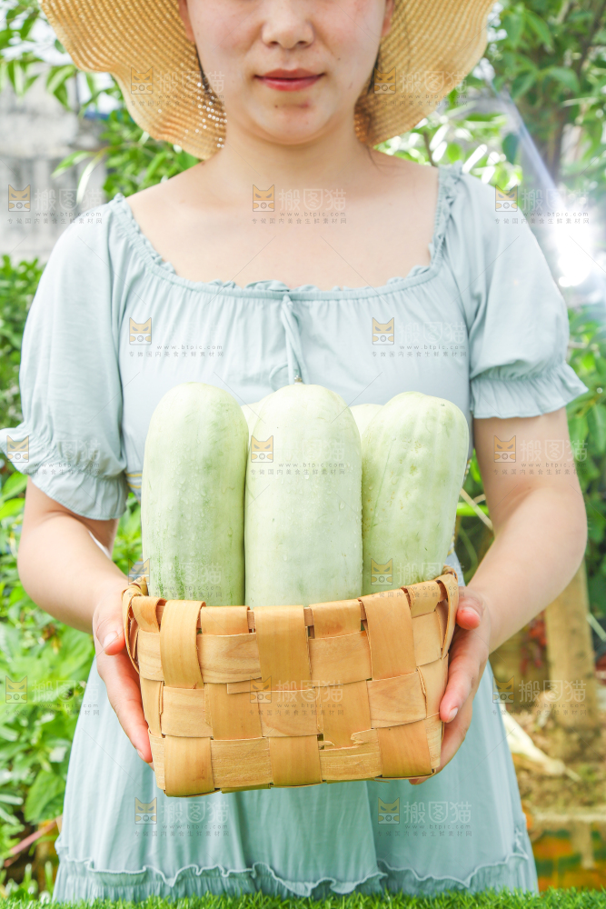 手里端着一篮羊角脆