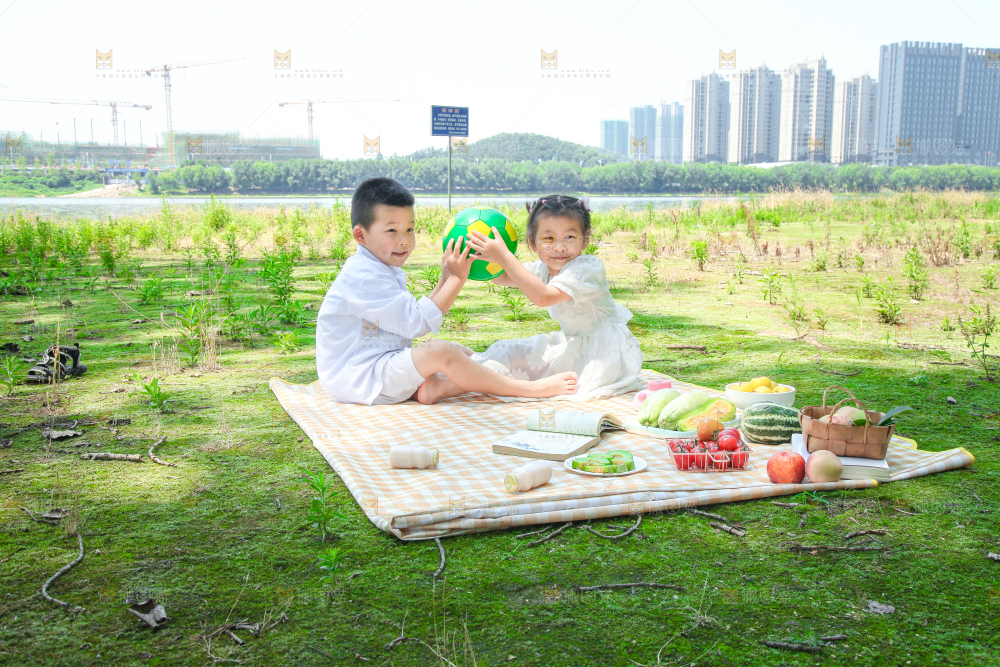 小孩子正在游玩