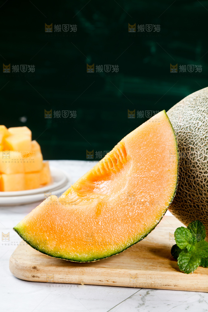 木底上摆放着新鲜哈密瓜