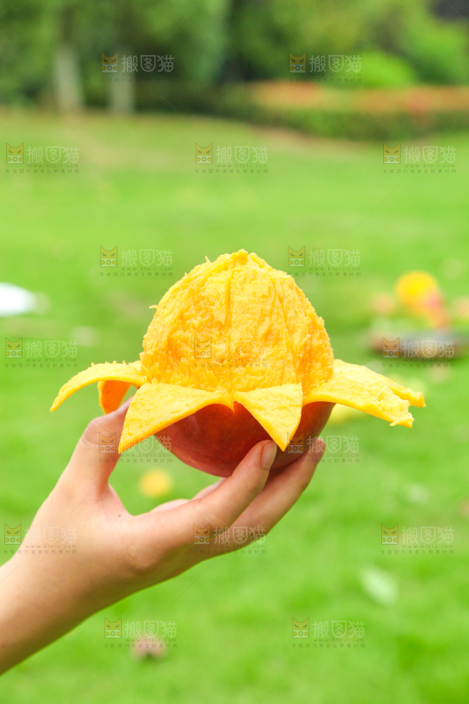 手里拿着苹果芒