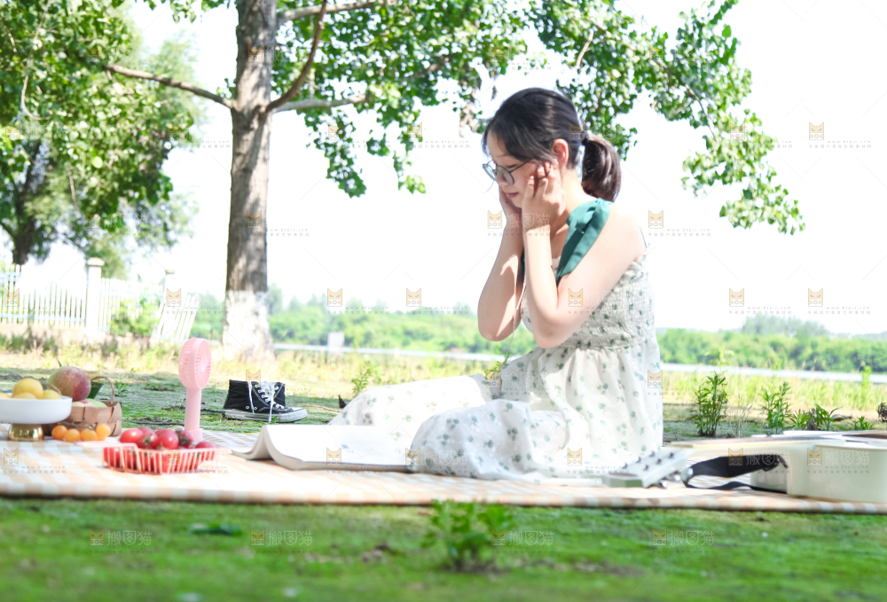 女孩正在玩耍