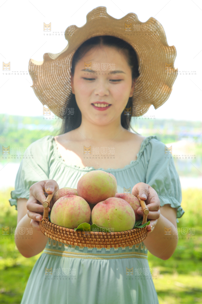 手里端着一篮桃子