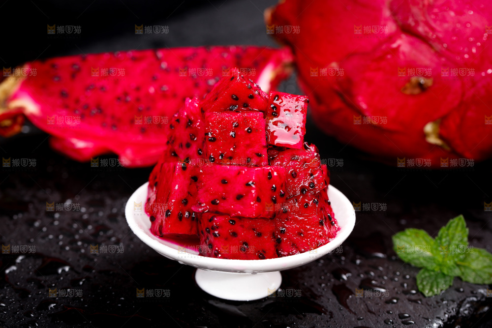 碟子里装着火龙果的果肉
