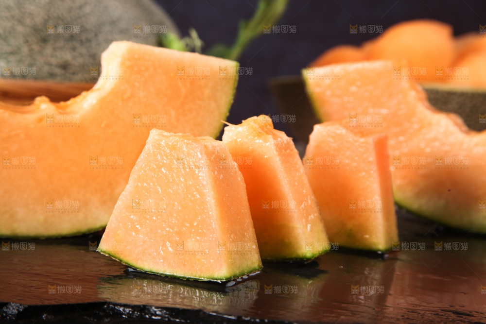 黑底上摆放着网纹蜜瓜