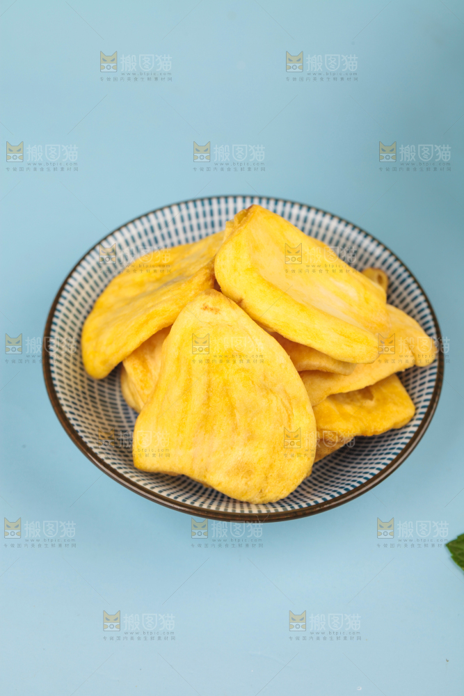碟子里装着菠萝蜜果干