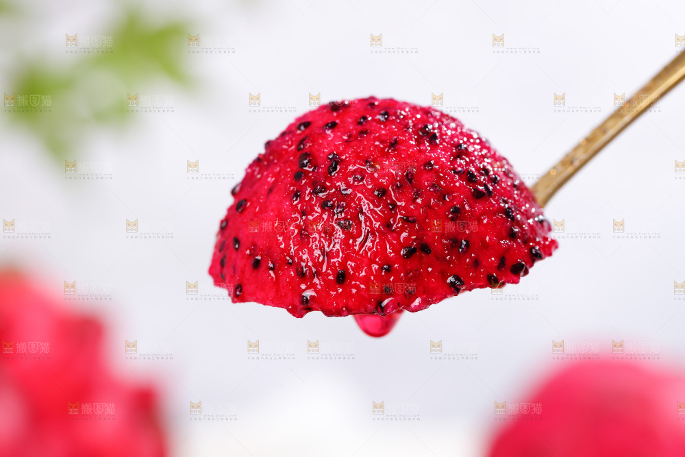 勺子上放着红心火龙果的果肉