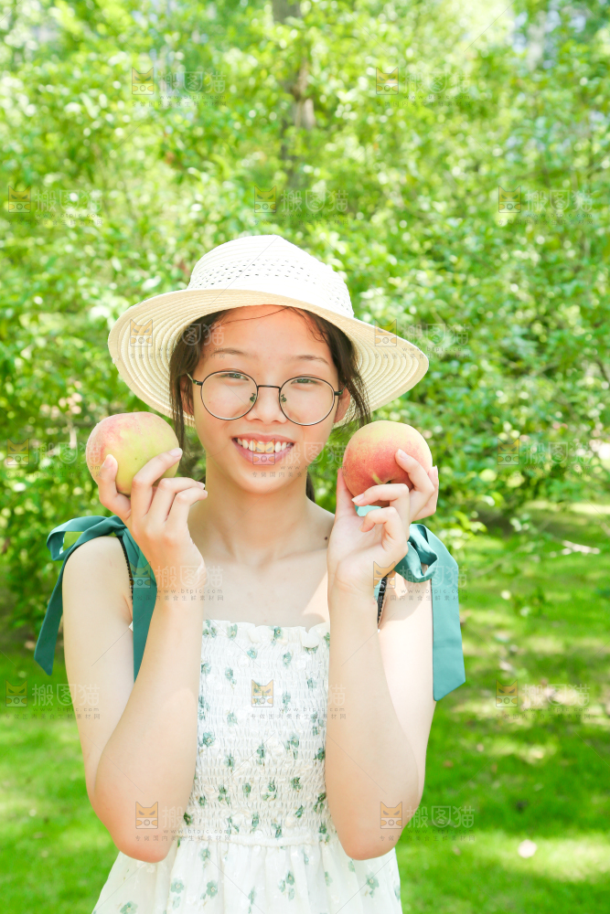 手里拿着水蜜桃