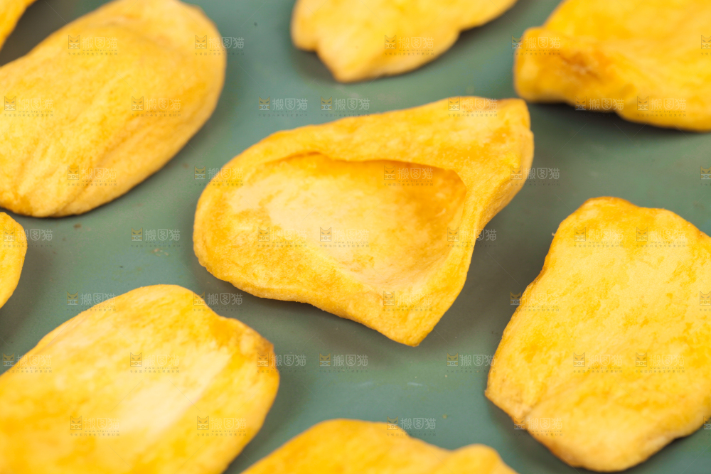 盘子里装着菠萝蜜干