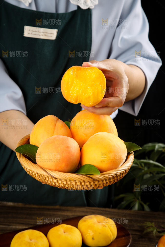 手里拿着黄皮黄桃