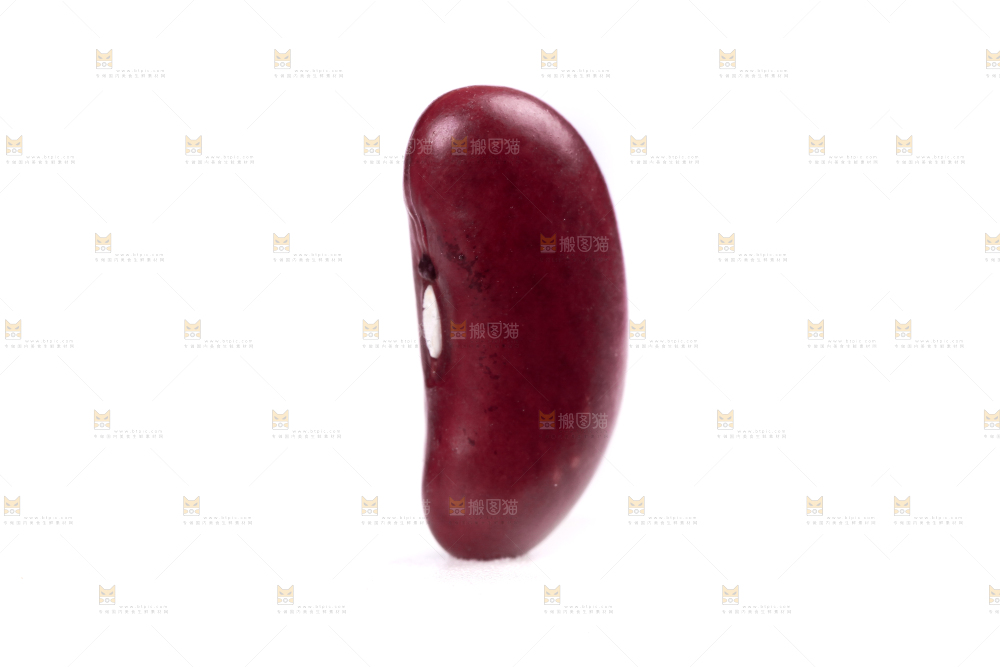 白底上摆放着红腰豆