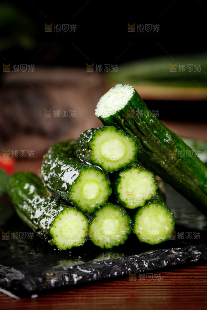 黑底上摆放着黄瓜妞