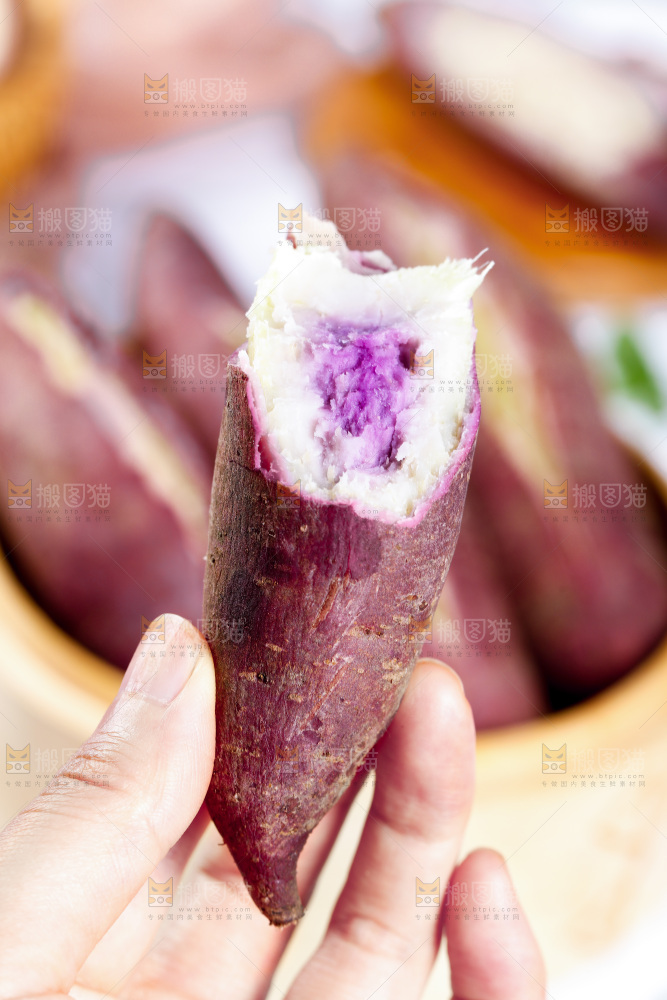 手里拿着红薯