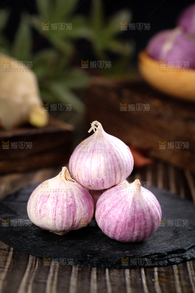 深底上摆放着云南独头蒜