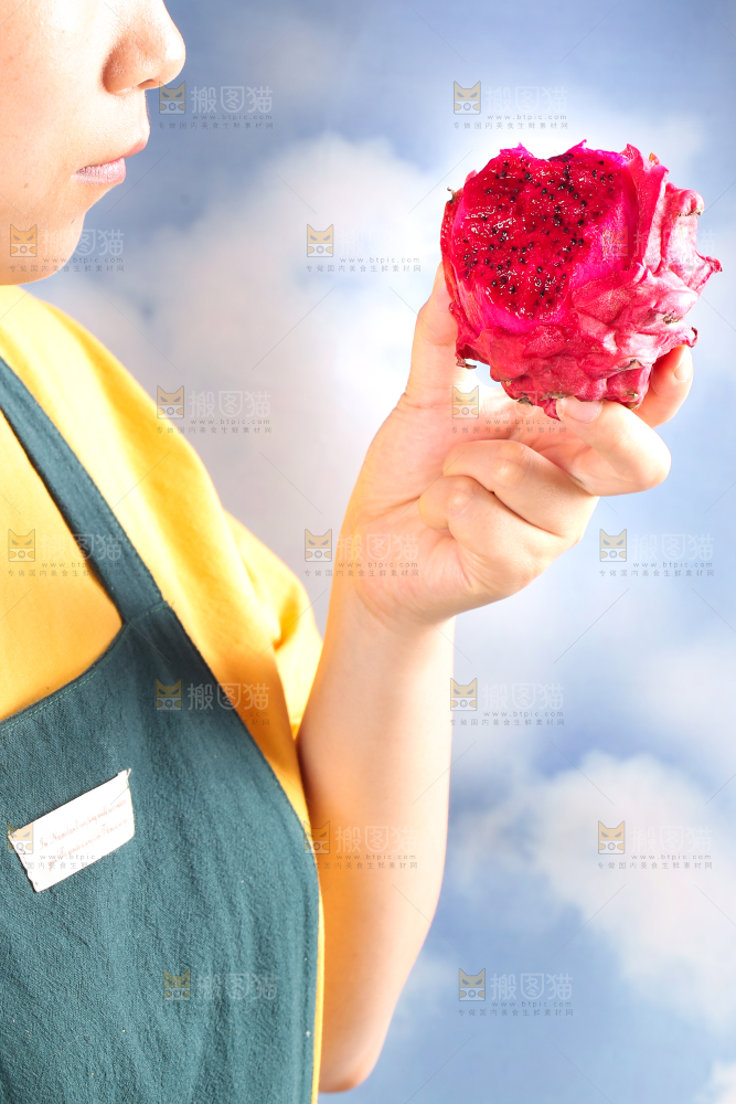 手里拿着火龙果