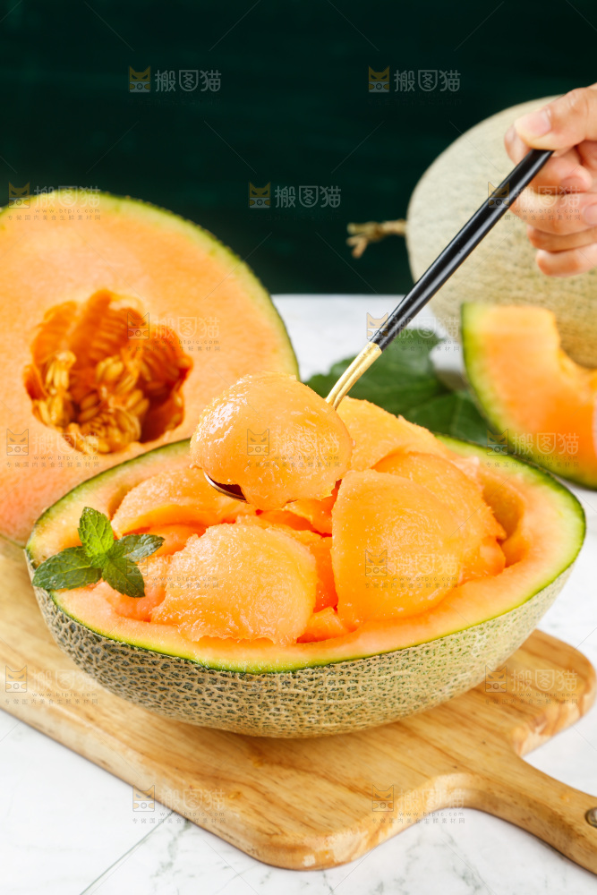 木板上放着网纹哈密瓜