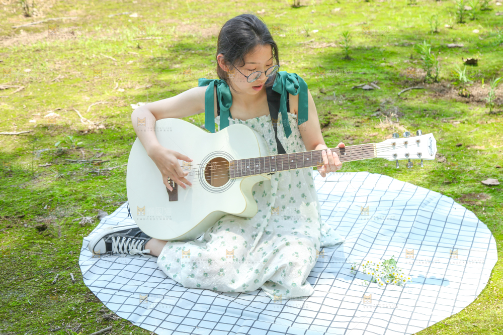 女孩正在弹吉他