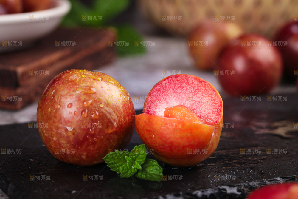 黑底上摆放着红肉李子