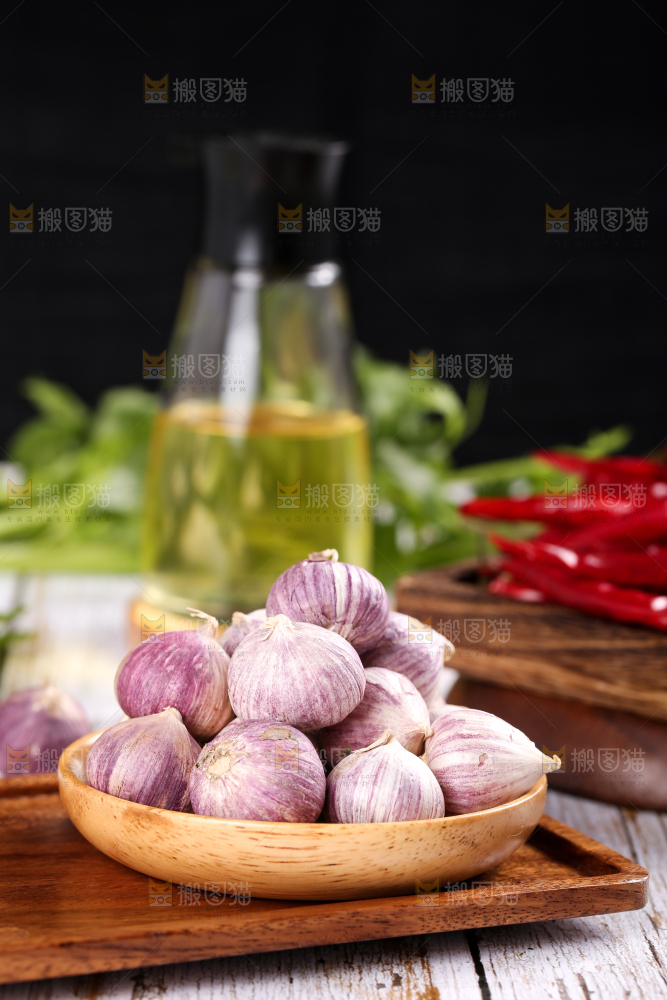 盘子里装着紫皮独头蒜