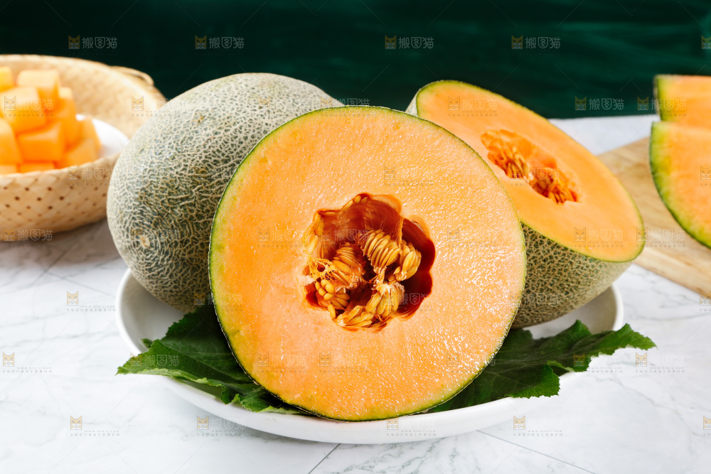 盘子里装着网纹瓜