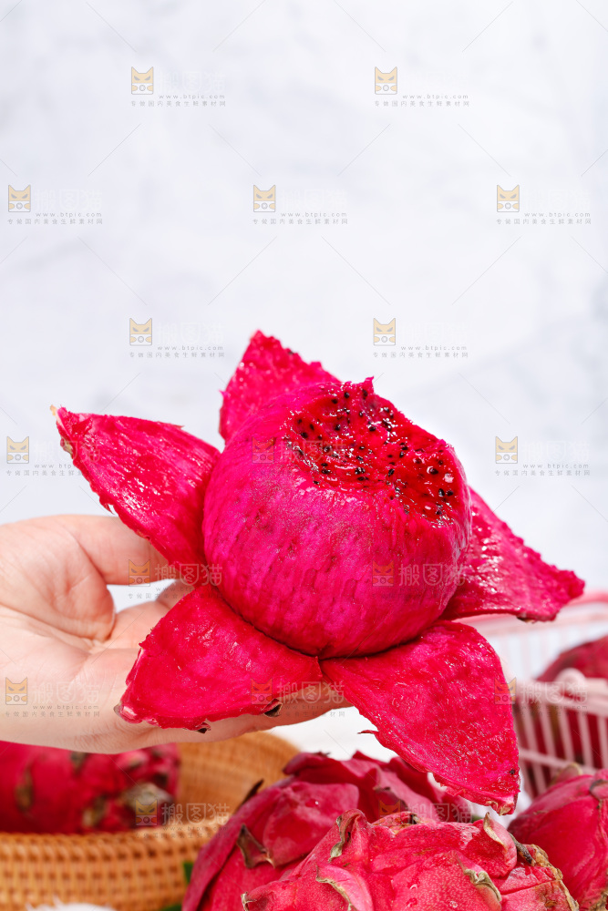 手里拿着火龙果