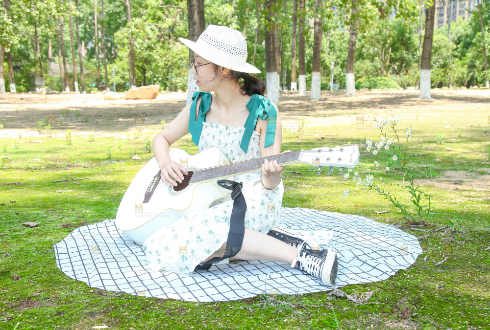 女孩正在弹吉他
