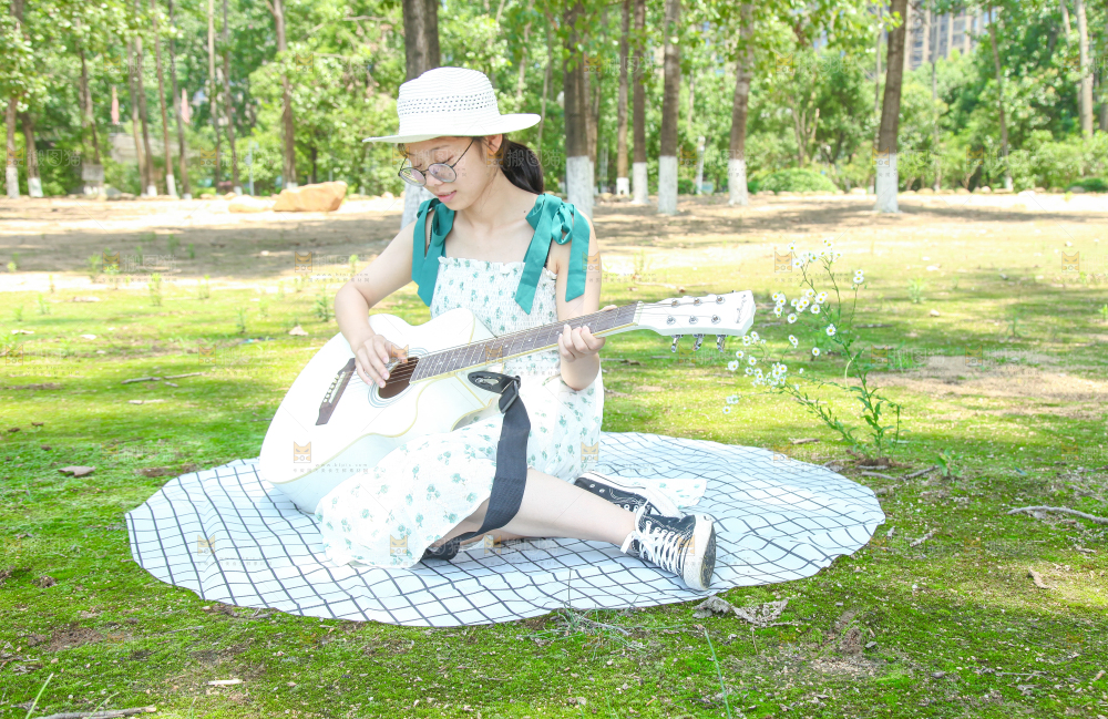 女孩正在弹吉他