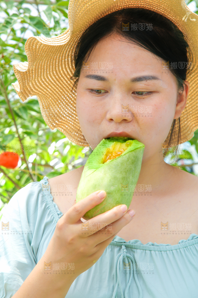手里拿着羊角脆