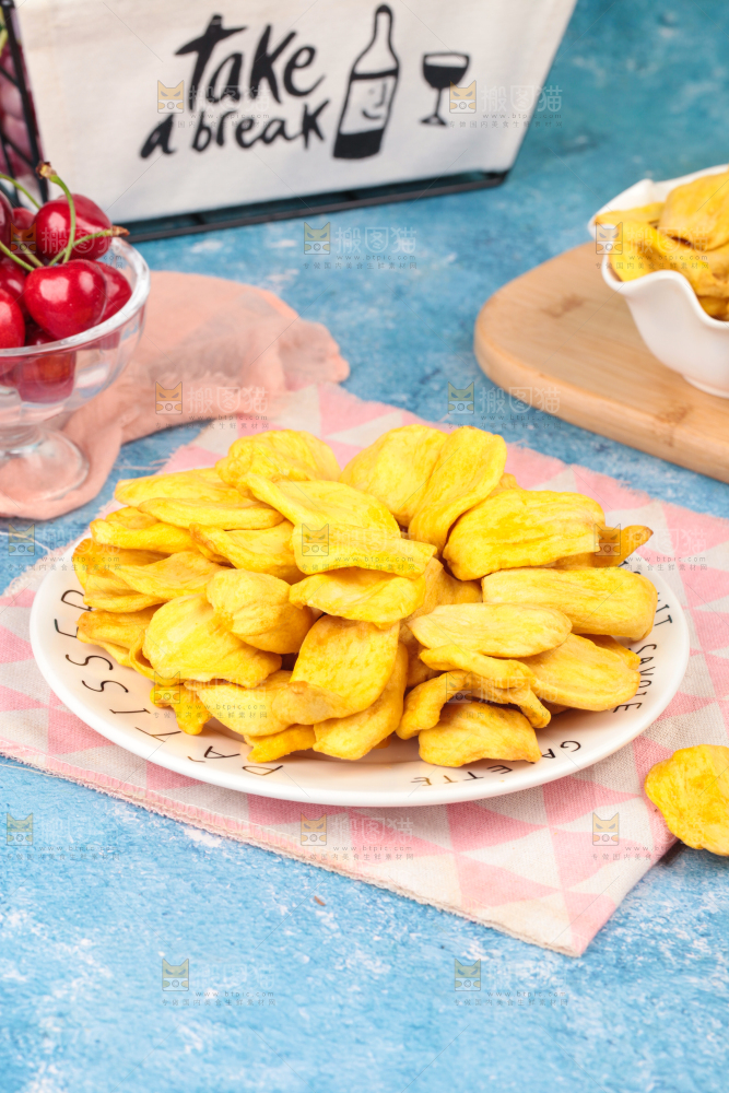 碟子里装着菠萝蜜果干