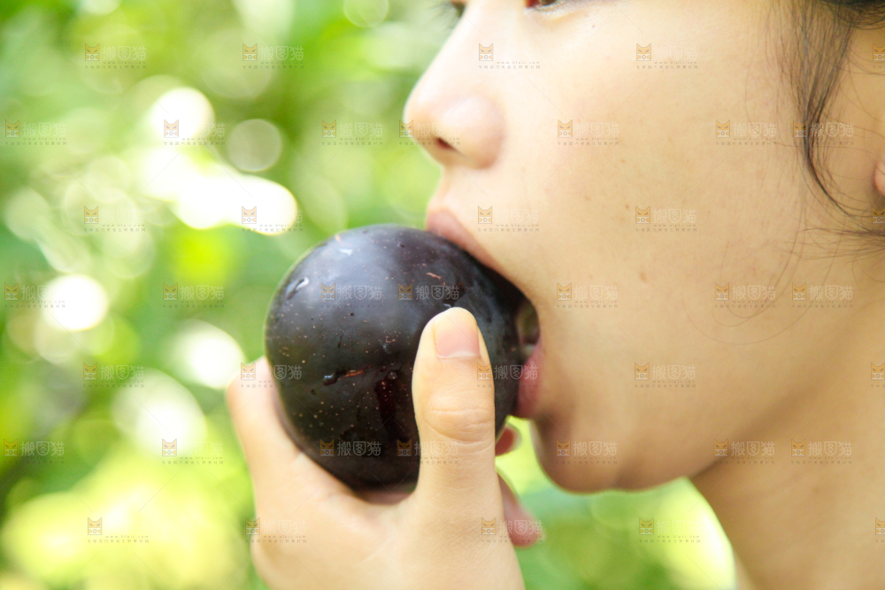 手里拿着黑布李