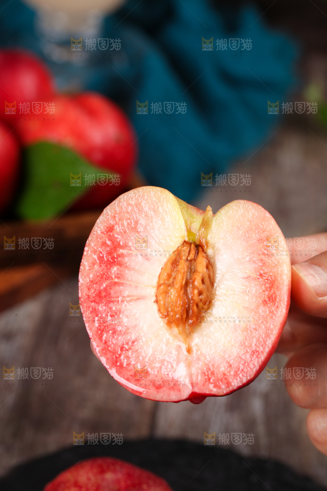 手里拿着脆甜桃子