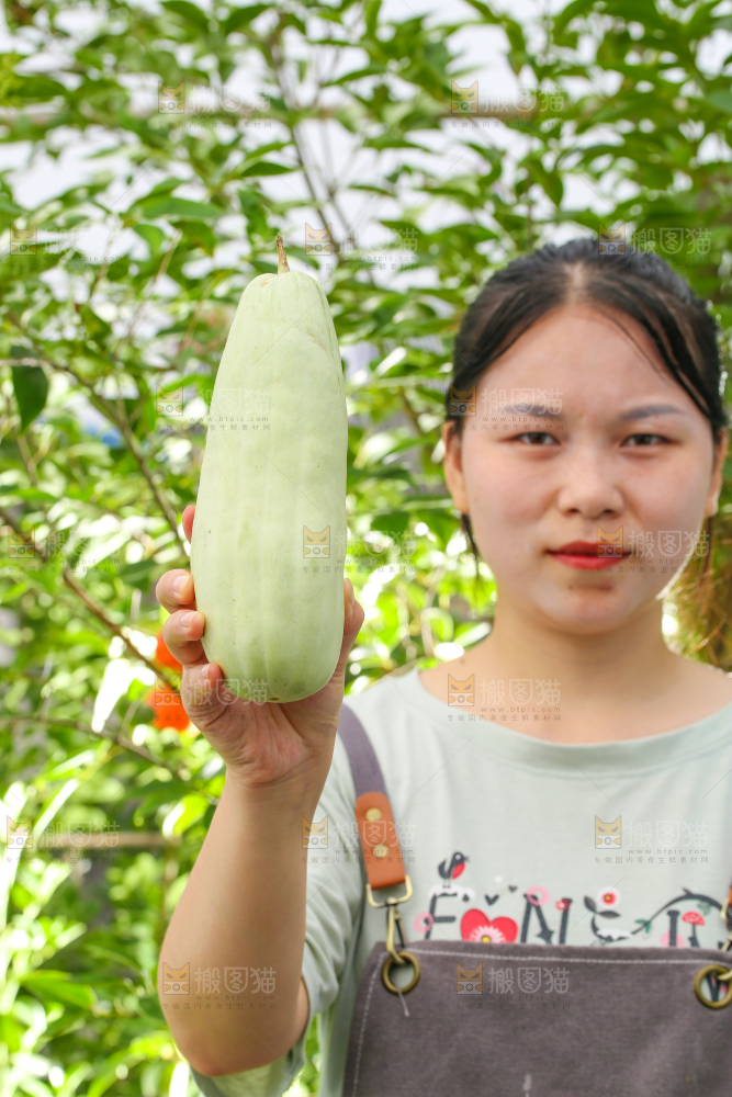 手里拿着羊角蜜