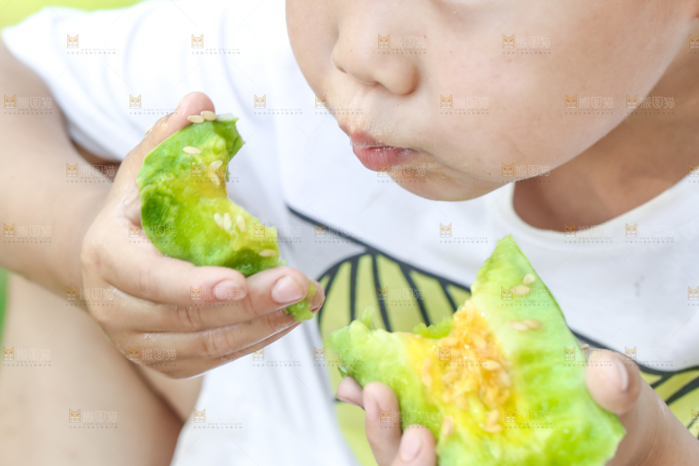 小男孩正在吃羊角蜜