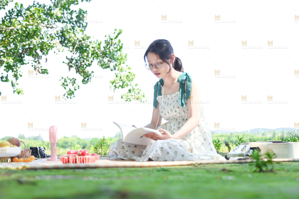 女孩正在看书