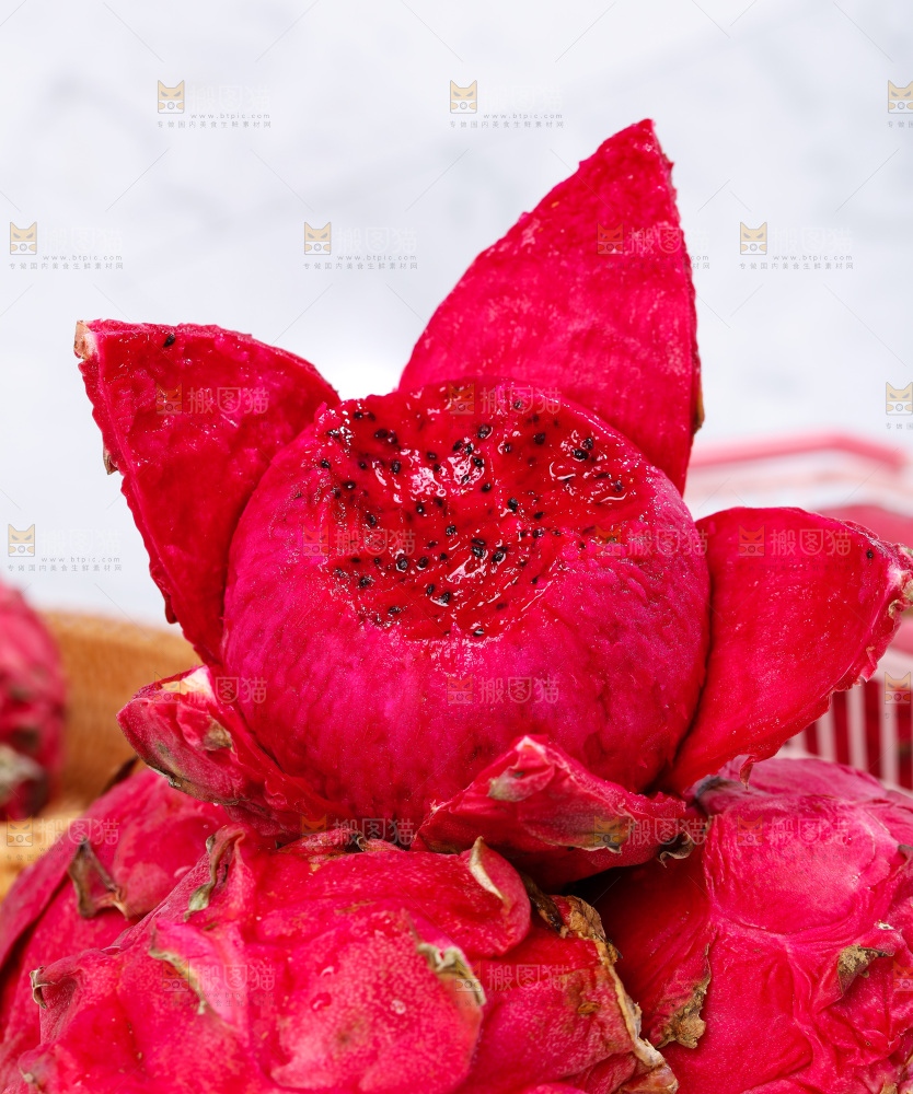 白底上摆放着红心火龙果