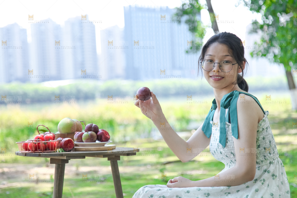 女孩手里拿着水果
