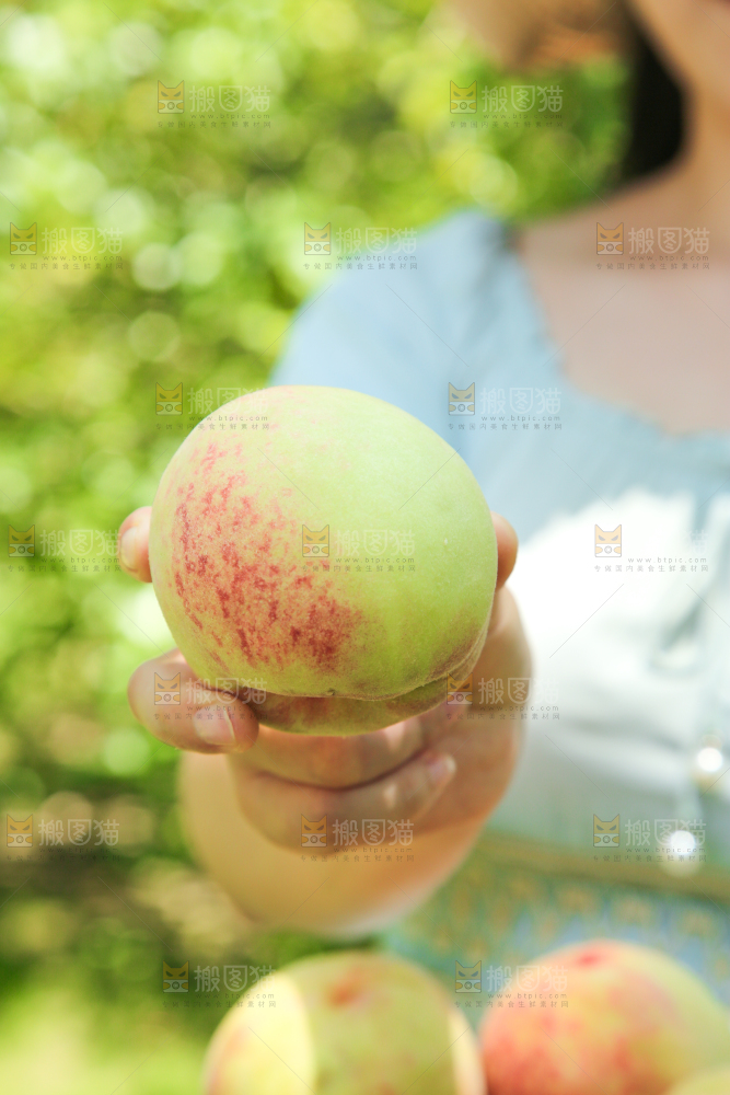 手里拿着蜜桃