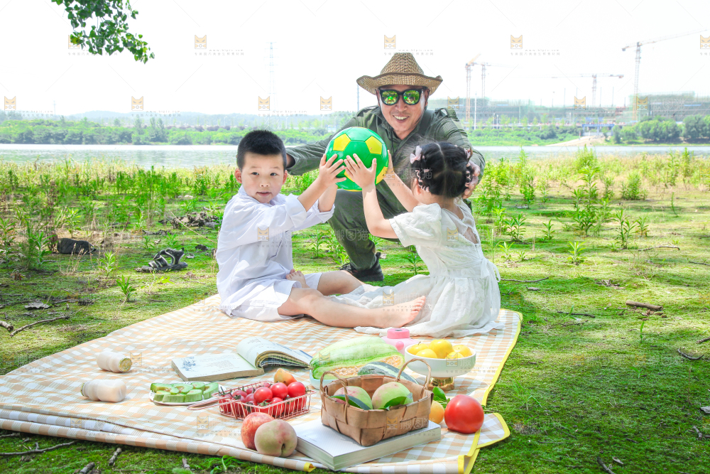 小孩子正在游玩