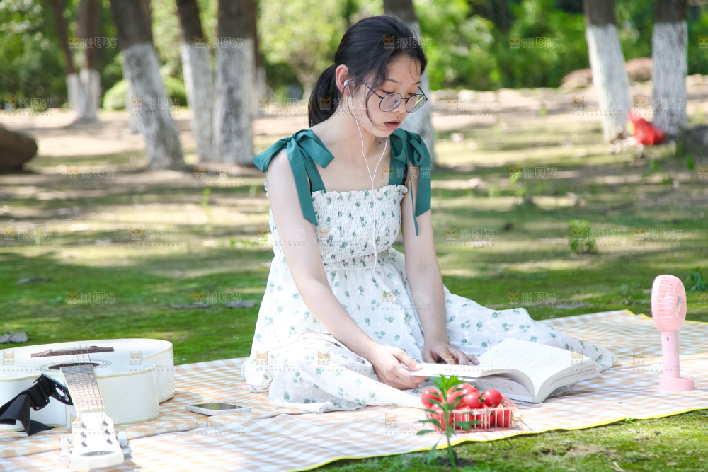 女孩子正在看书