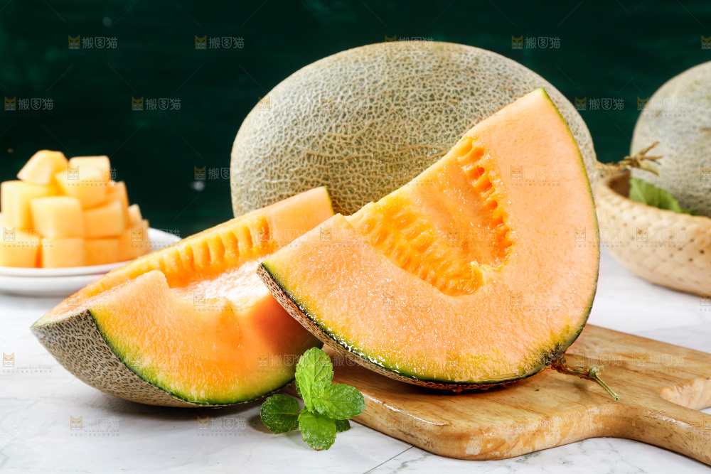 木底上摆放着新疆哈密瓜