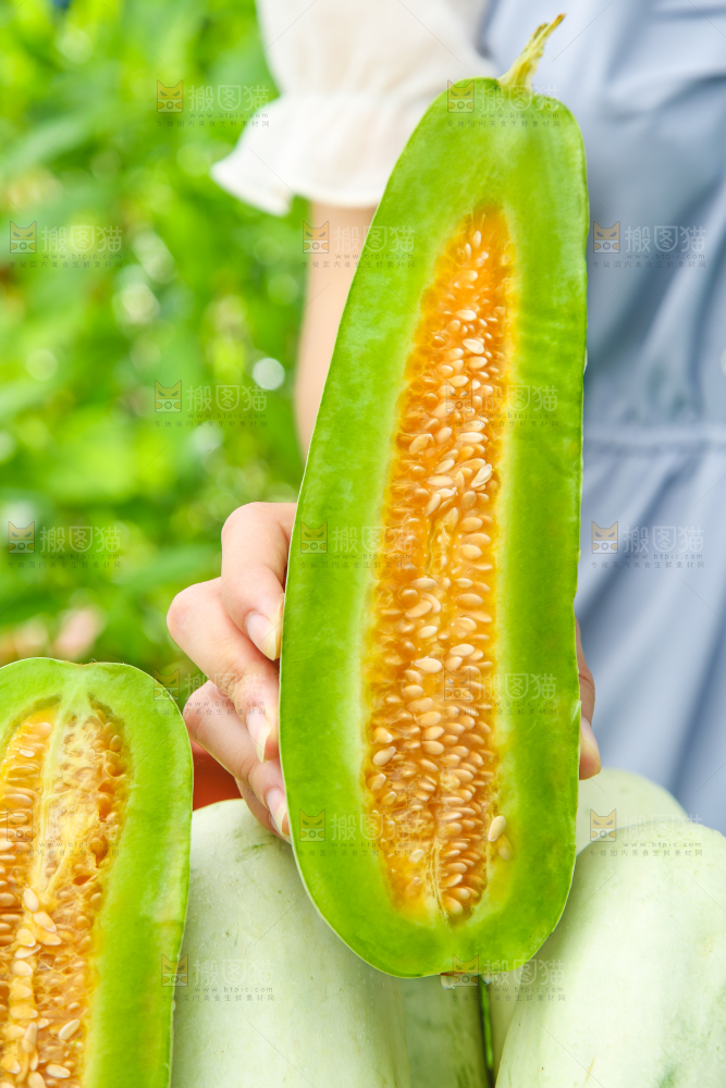 手里拿着羊角蜜