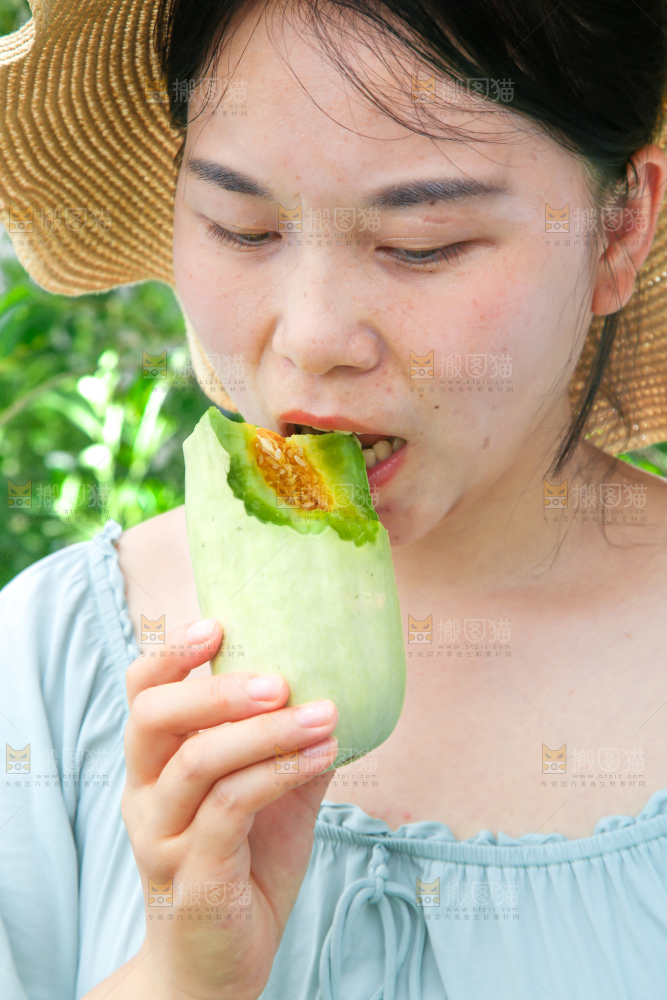 手里拿着羊角脆