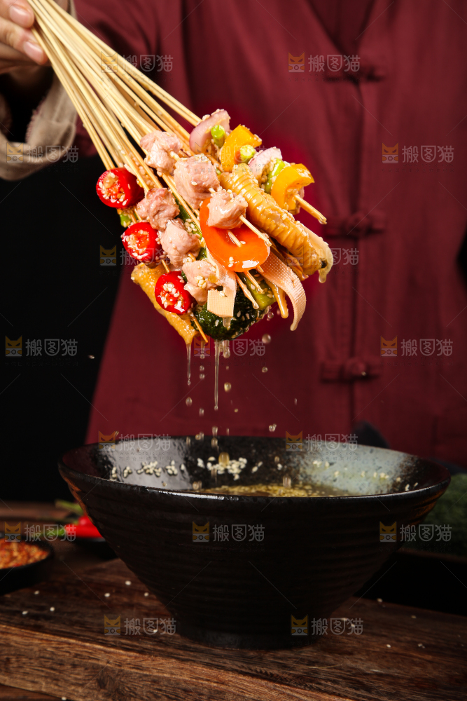 手里拿着冷锅麻辣烫