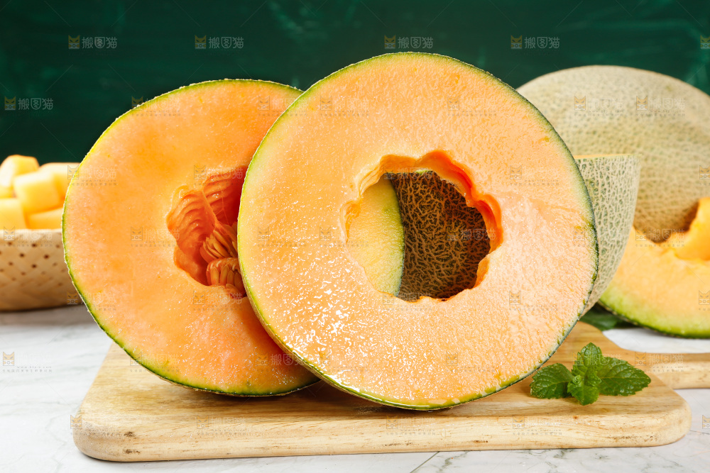 木板上放着网纹哈密瓜