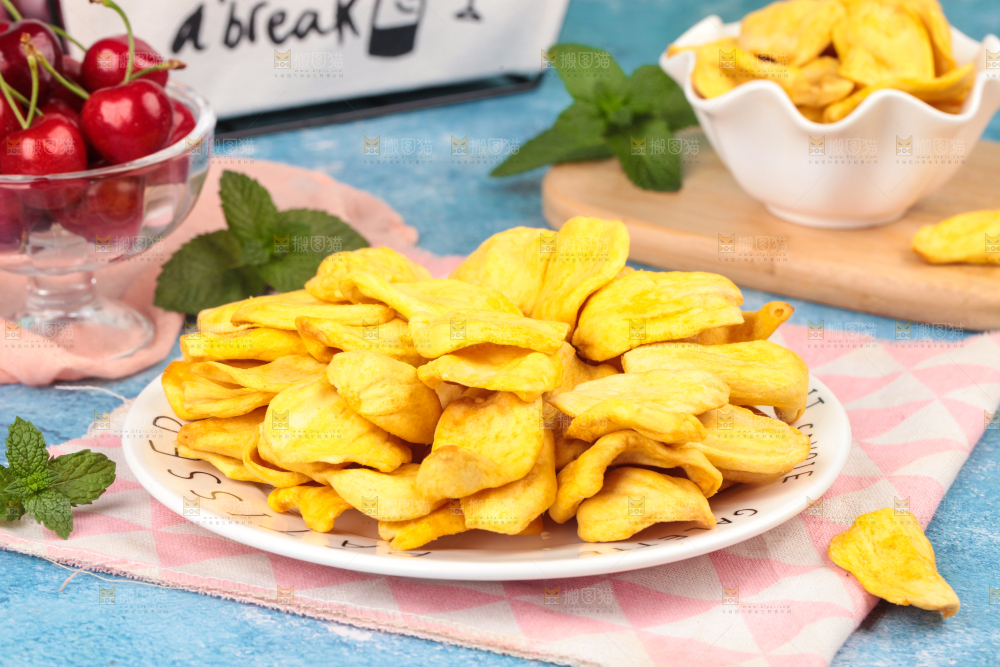 碟子里装着菠萝蜜果干