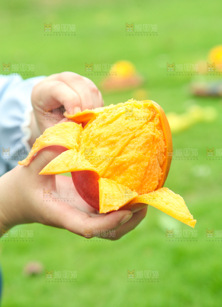 手里拿着苹果芒