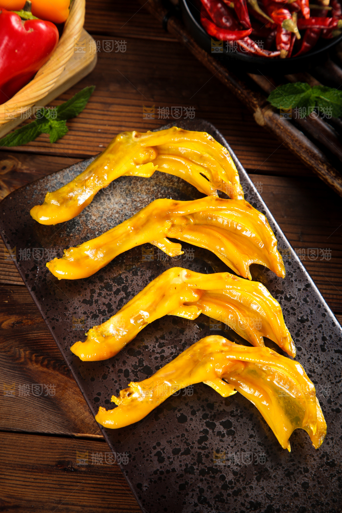 深底上摆放着鸭掌