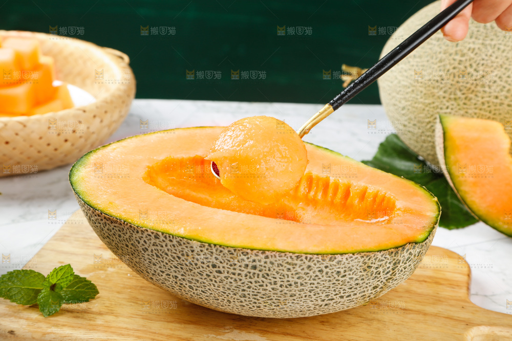 木板上放着网纹哈密瓜