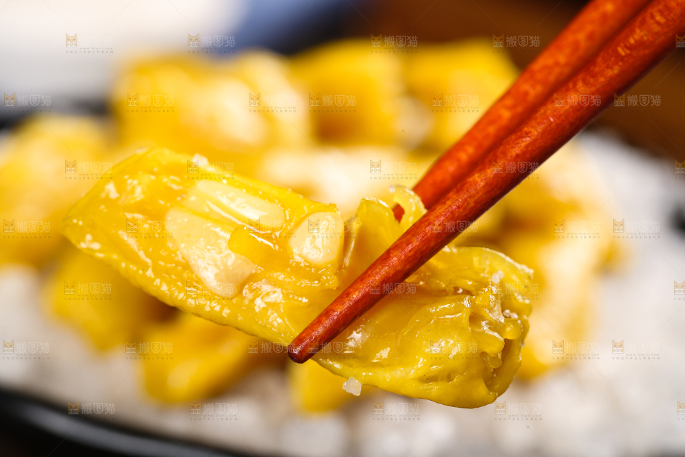 筷子夹着一块鸡脚筋
