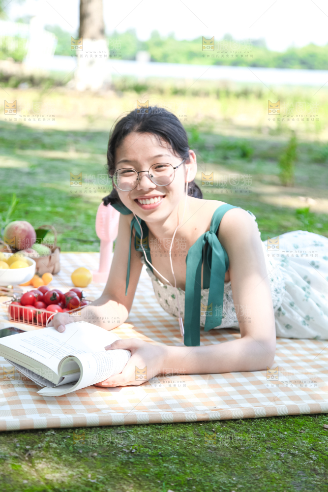 女孩子正在看书