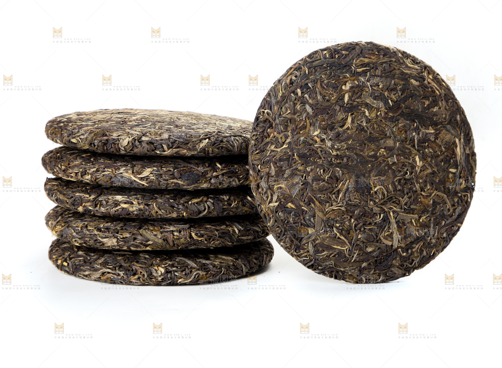 白底上摆放着茶饼